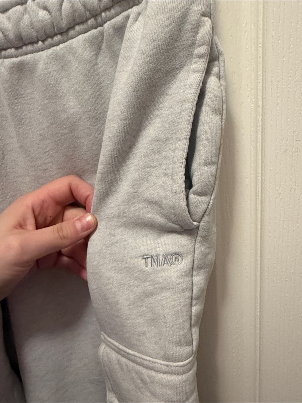 Aritzia TNA Cozy Fleece Mega Cargo Wide Leg Sweatpants in Heather Chrome - Picture 4 of 6